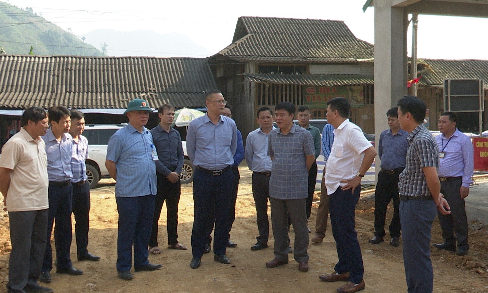 Phó Chủ tịch Thường trực UBND tỉnh Hoàng Gia Long kiểm tra tiến độ xây dựng nông thôn mới tại xã Nà Khương