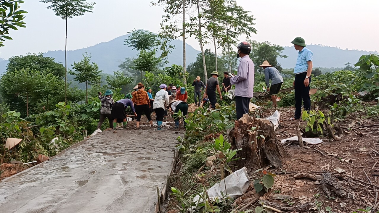 Nhân dân thôn Tân Bình, thị trấn Yên Bình làm đường bê tông xây dựng Nông thôn mới