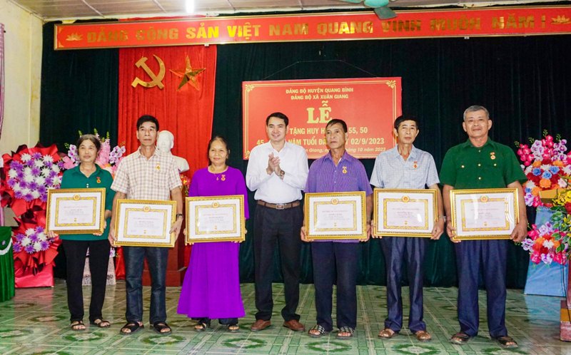 Trao Huy hiệu Đảng tại xã Xuân Giang và Tân Trịnh